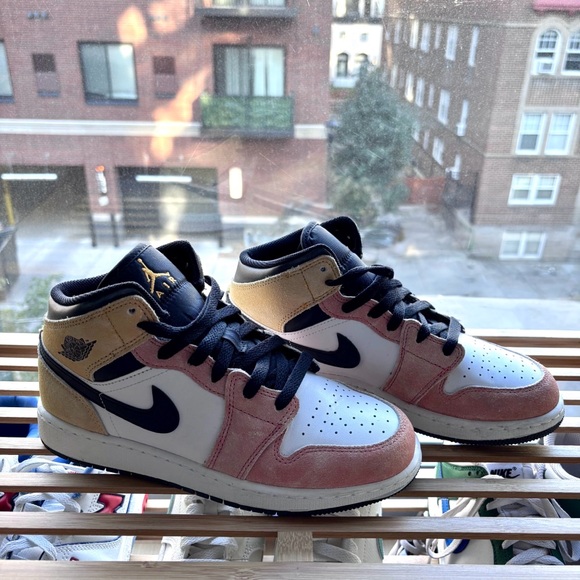 Air Jordan 1 Mid SE Sneakers - Picture 1 of 6